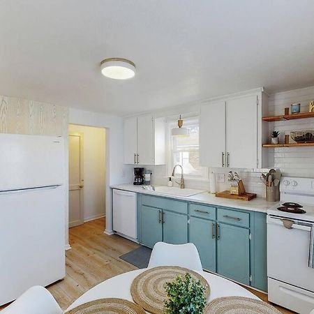 End Zone Escape-Light And Bright Hof Village Home Canton Extérieur photo
