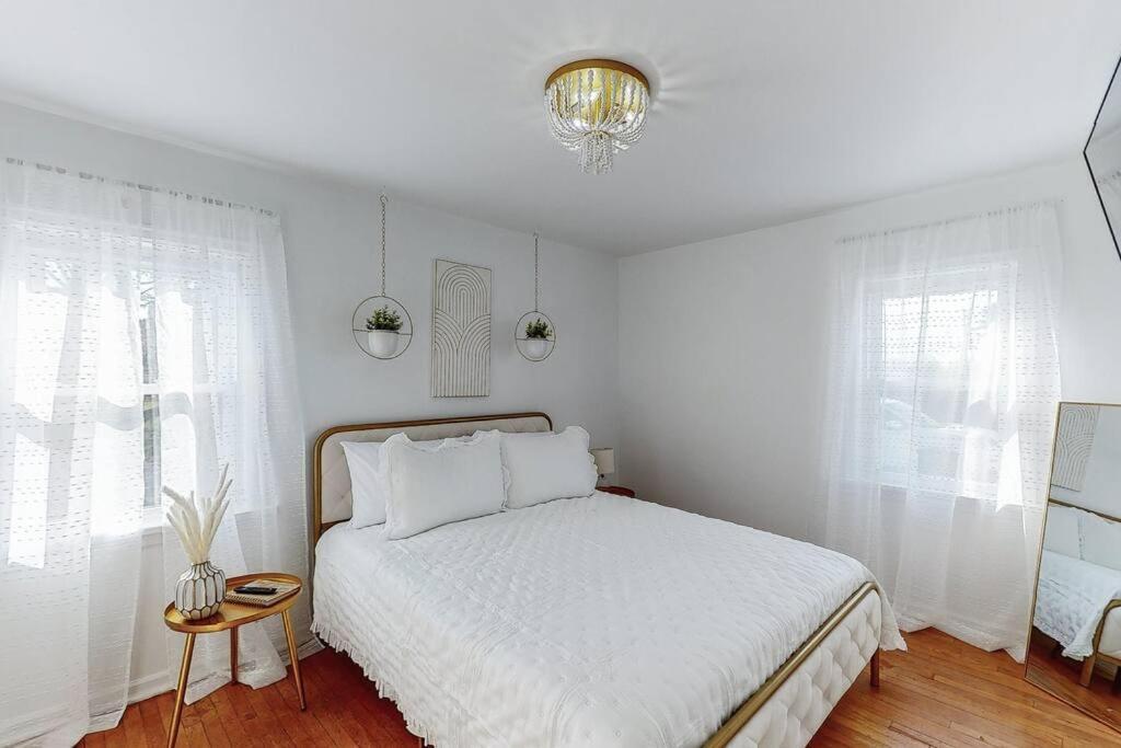 End Zone Escape-Light And Bright Hof Village Home Canton Extérieur photo