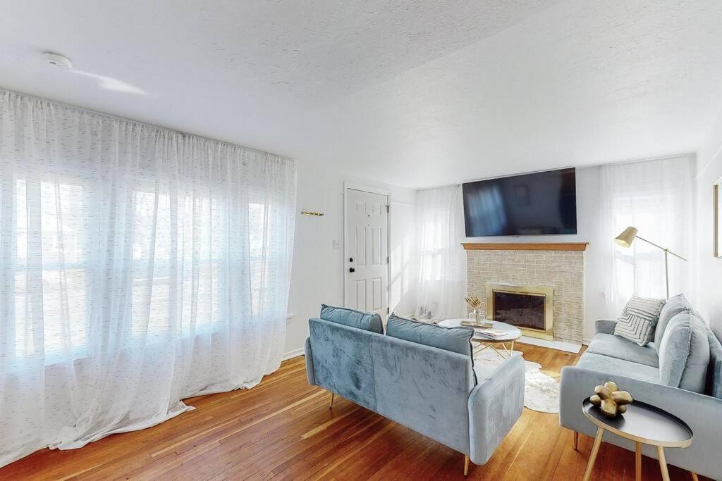 End Zone Escape-Light And Bright Hof Village Home Canton Extérieur photo