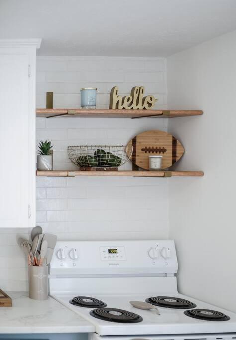 End Zone Escape-Light And Bright Hof Village Home Canton Extérieur photo