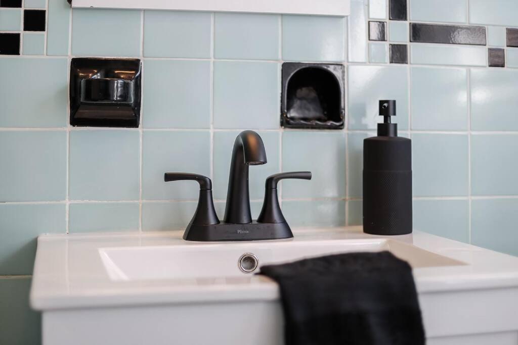 End Zone Escape-Light And Bright Hof Village Home Canton Extérieur photo