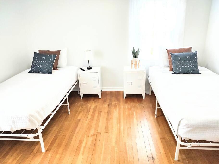 End Zone Escape-Light And Bright Hof Village Home Canton Extérieur photo