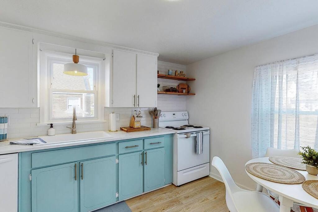 End Zone Escape-Light And Bright Hof Village Home Canton Extérieur photo