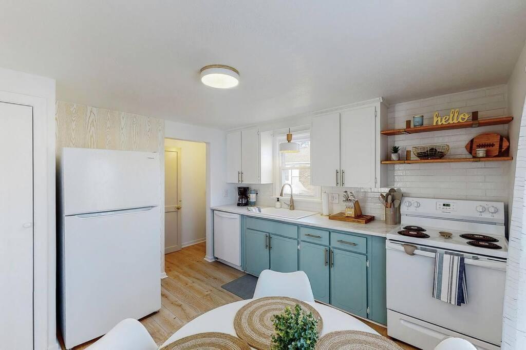 End Zone Escape-Light And Bright Hof Village Home Canton Extérieur photo